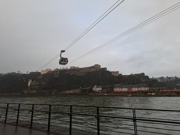 Gondel über dem Rhein